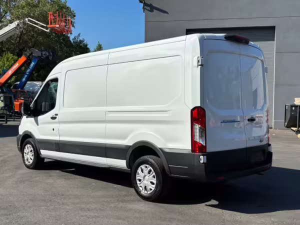 2022 Ford E-Transit 350 — photo 3