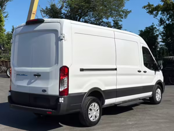 2022 Ford E-Transit 350 — photo 4