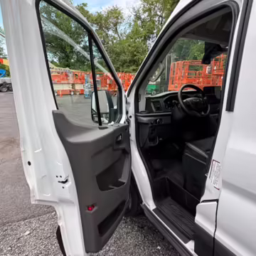 2022 Ford E-Transit 350 — photo 15