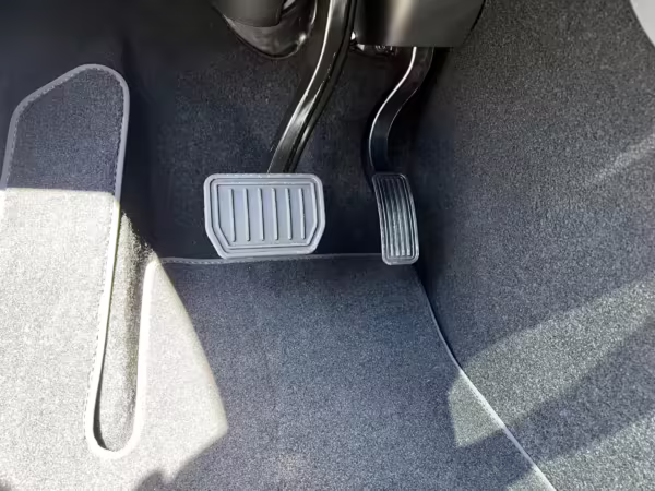 2022 Tesla Model Y Long Range AWD — photo 31