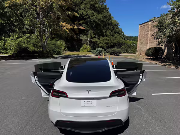 2022 Tesla Model Y Long Range AWD — photo 15