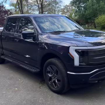 2022 Ford F-150 Lightning Lariat — photo 19