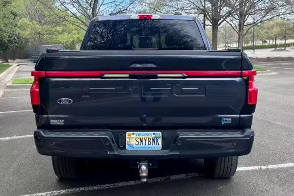2022 Ford F-150 Lightning Lariat — photo 10