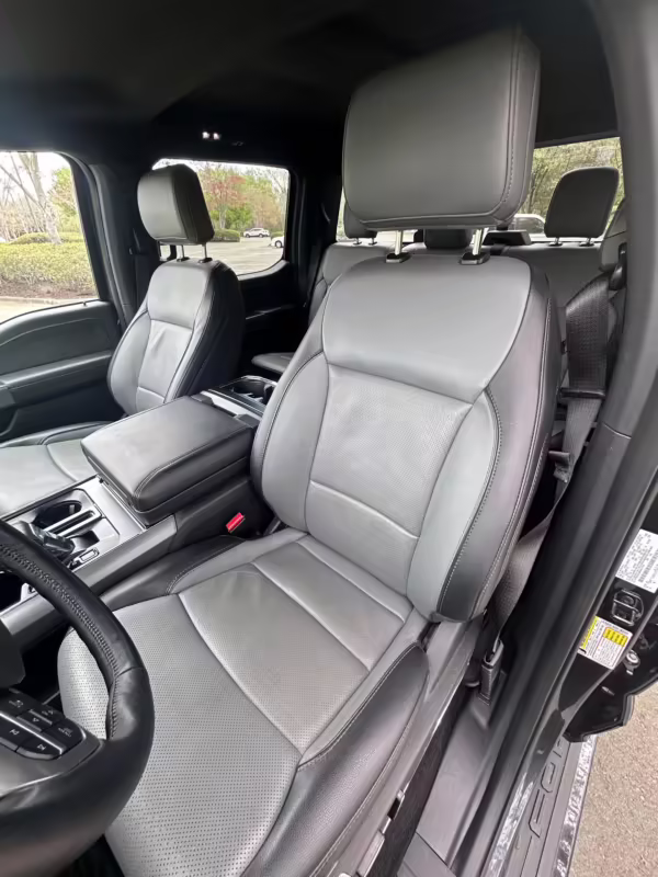 2022 Ford F-150 Lightning Lariat — photo 22