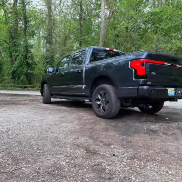 2022 Ford F-150 Lightning Lariat — photo 12
