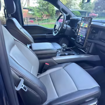 2022 Ford F-150 Lightning Lariat — photo 23