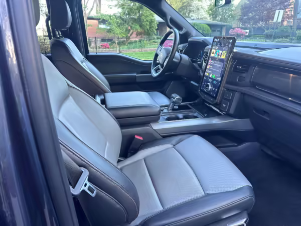 2022 Ford F-150 Lightning Lariat — photo 23