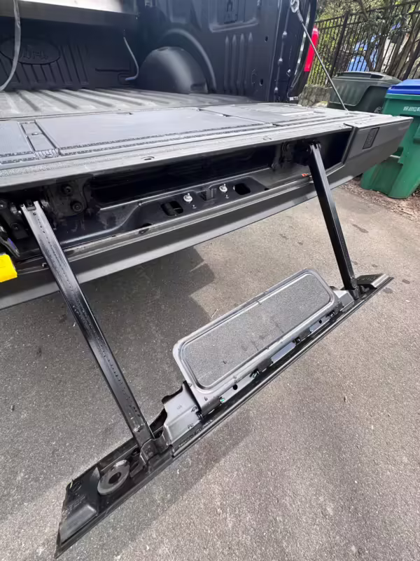 2022 Ford F-150 Lightning Lariat — photo 25