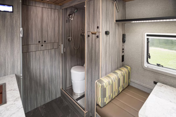 2017 Ford F-550 Super Duty XLT 4×4 Grid Camper — photo 66