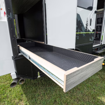 2017 Ford F-550 Super Duty XLT 4×4 Grid Camper — photo 22
