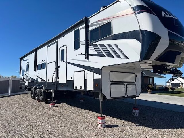 2021 Alliance RV Valor 40V13