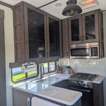 2021 Alliance RV Valor 40V13 — photo 2