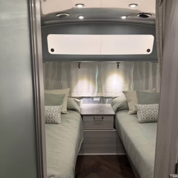 2024 Airstream International 25FB — photo 7