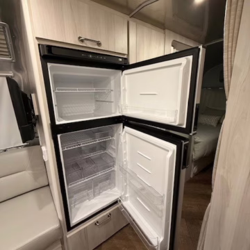 2024 Airstream International 25FB — photo 10
